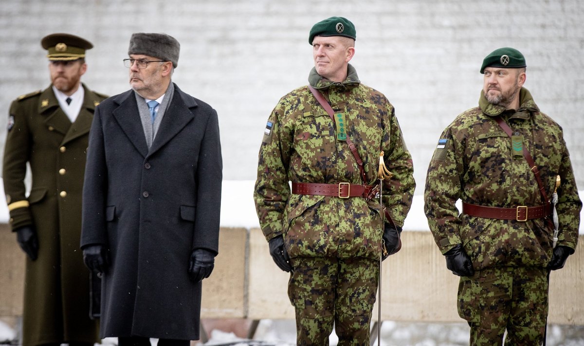 Kindral Martin Herem (keskel) Kaitseliidu ülema vahetuse tseremoonial läinud aasta lõpul. Vasakul president Alar Karis.