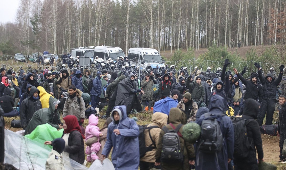 В 2021 году к литовской границе хлынули мигранты с Ближнего Востока. Беженцы, направлявшиеся в Европу через Беларусь, прорывались и через границу Польши. На снимке ситуация на польской границе 8 ноября 2021 года.