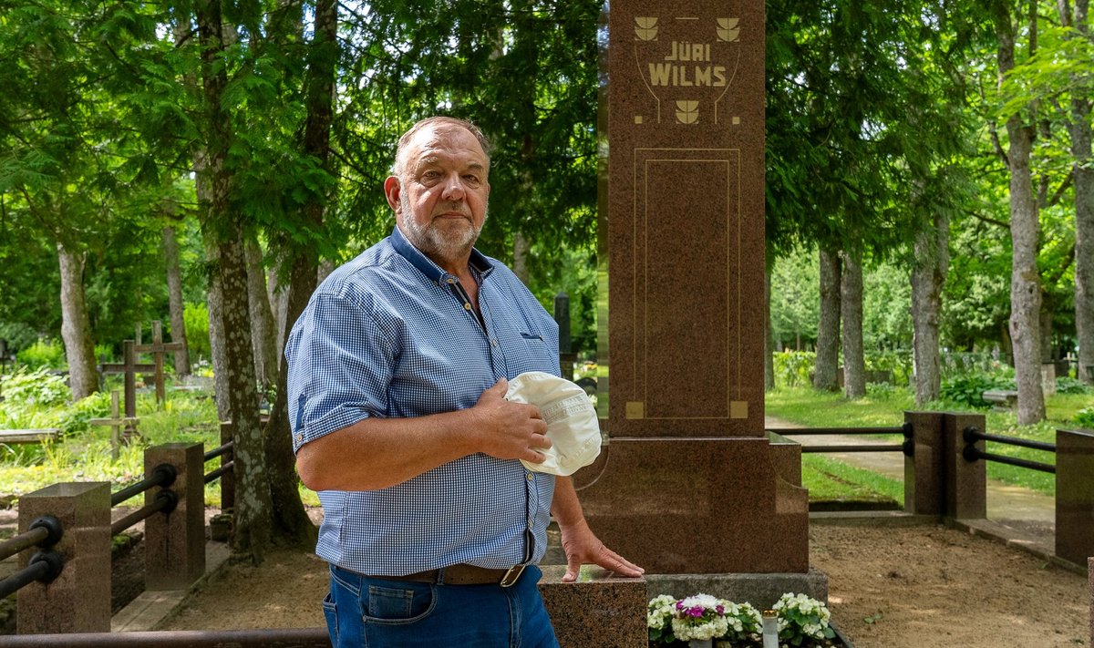 Pilistvere aatemees ja muinsuskaitsja Tarmo Riisk Jüri Vilmsi haual, kuhu 1926. aastal püstitatud monument on jäänud kõigis aegade keeristes puutumata. Kohalikud loodavad, et ka nüüd jääb nende pühapaik puutumatuks. 