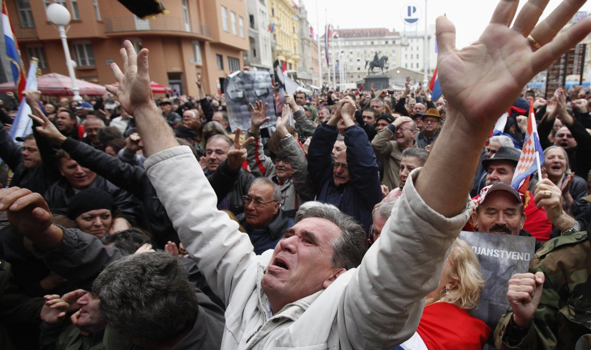 Horvaatia pealetung tõi paraku kaasa ka sõjakuritegusid. Pildil rõõmustavad horvaadid, et rahvusvaheline tribunal väepealik Ante Gotovina neis õigeks mõistis.