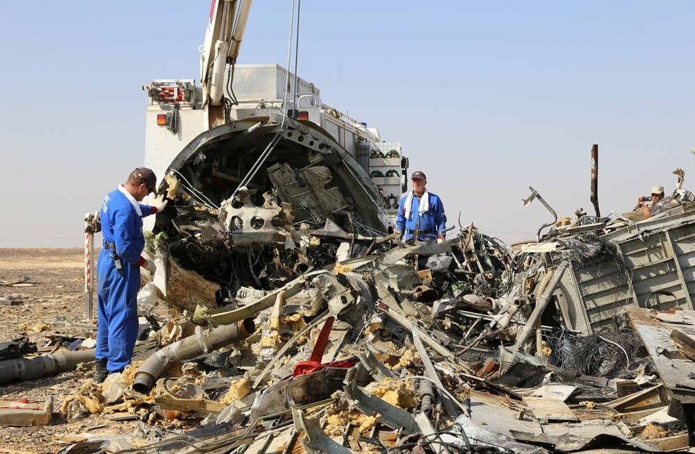 Авиакатастрофа египет 2015. Самолет a321 "Когалымавиа". Катастрофа a321 над Синайским полуостровом. А321 Когалымавиа теракт. Катастрофа Airbus a321 Питер.