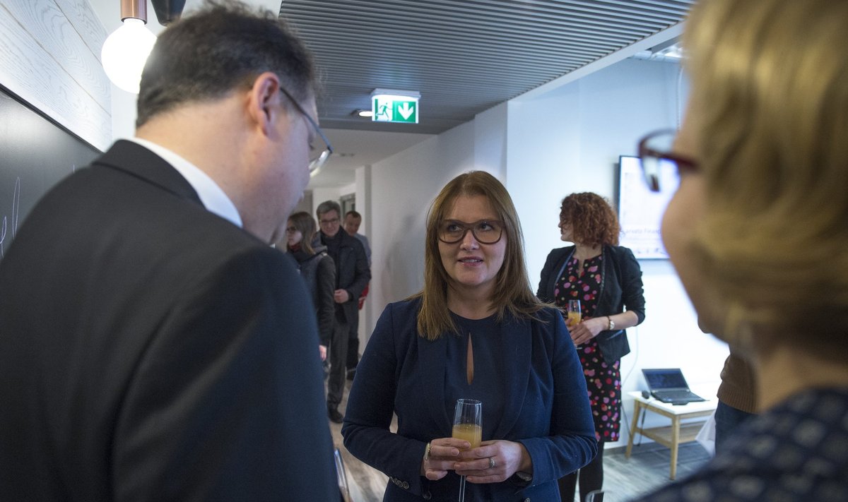 Liisa Oviir (keskel) käis eelmisel nädalal maailmanimega ettevõtte Arvato Financial Solutionsi Eesti arenduskeskuse avamisel.
