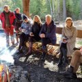 Kaja Kallas istus metsaomanikega lõkke ääres. „Kes kaskedest rääkida ei oska, sel pole Eestis kohta“