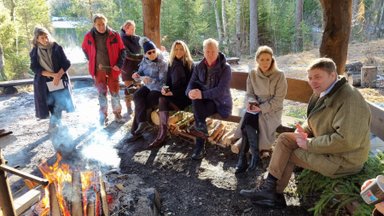 Kaja Kallas istus metsaomanikega lõkke ääres. „Kes kaskedest rääkida ei oska, sel pole Eestis kohta“