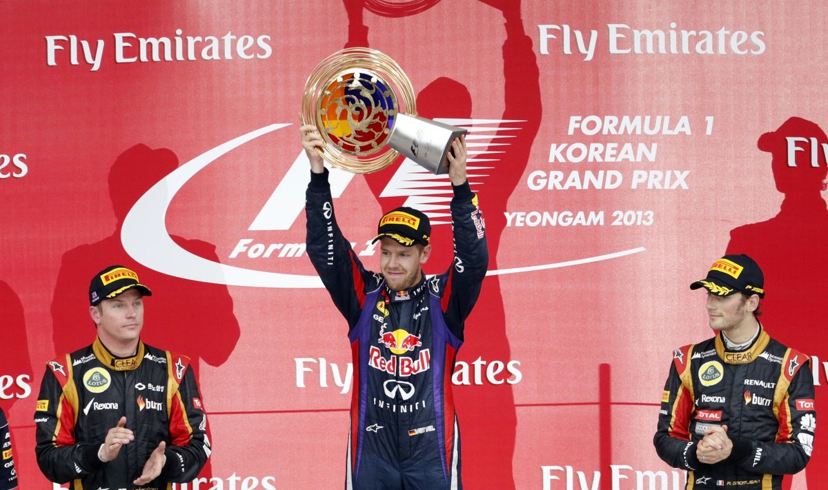 Sebastian Vettel võidutrofeega. 