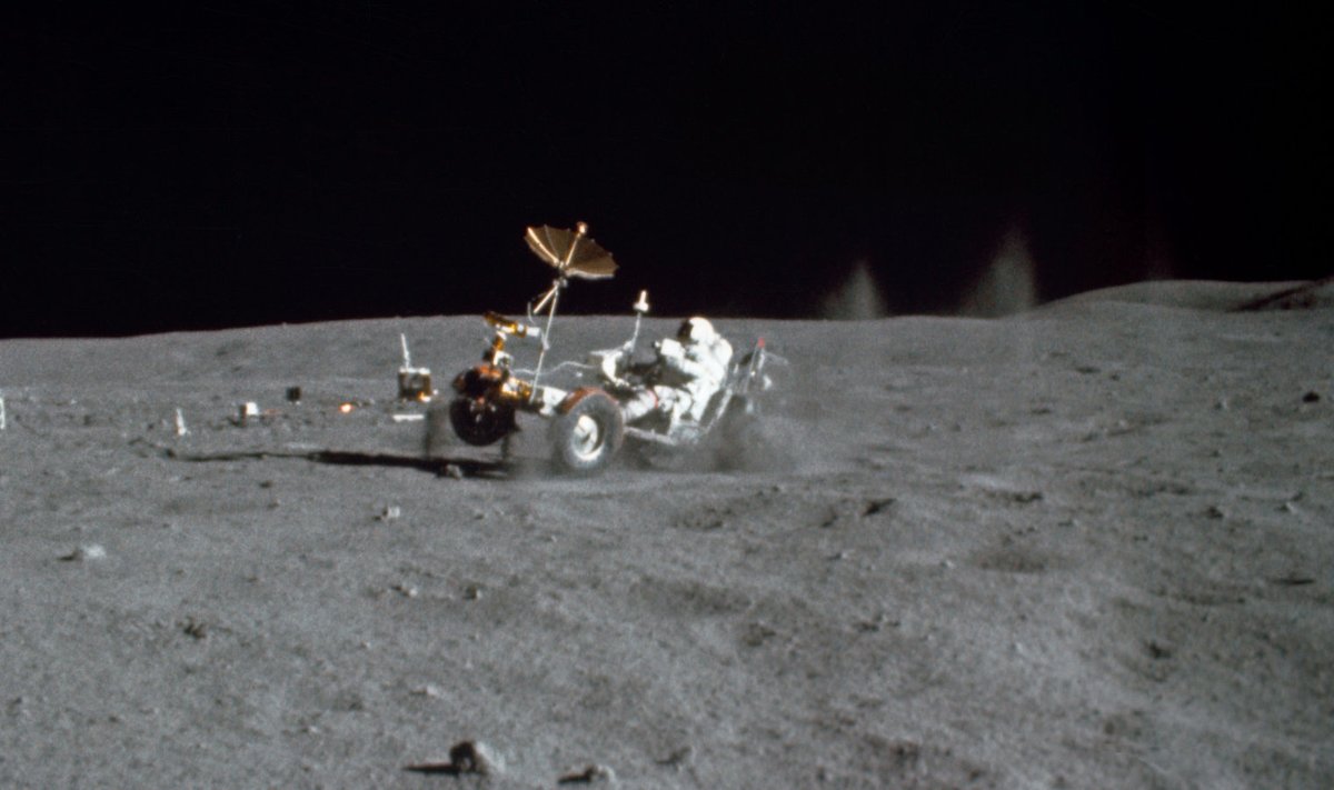 NASA astronaut John Young kuukulguriga Kuu pinnal sõitmas. Nagu näha, tekitas ka kulguriga sõitmine Kuu pinnal tolmupilvi.