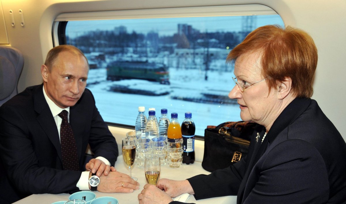 Vene president Vladimir Putin ja Soome toonane president Tarja Halonen 2010. aastal Helsingi-Peterburi rongi kupees.