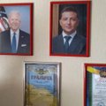 Правда ли, что на фото показаны портреты Зеленского и Байдена в кабинете директора школы в Запорожье?