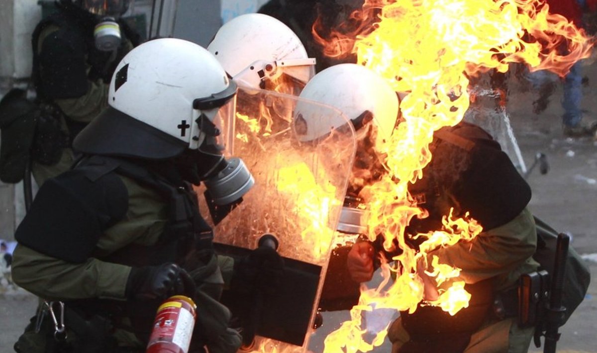 Süütepudeliga pihta saanud märuslipolitsei Ateenas. Foto John Kolesidis, Reuters