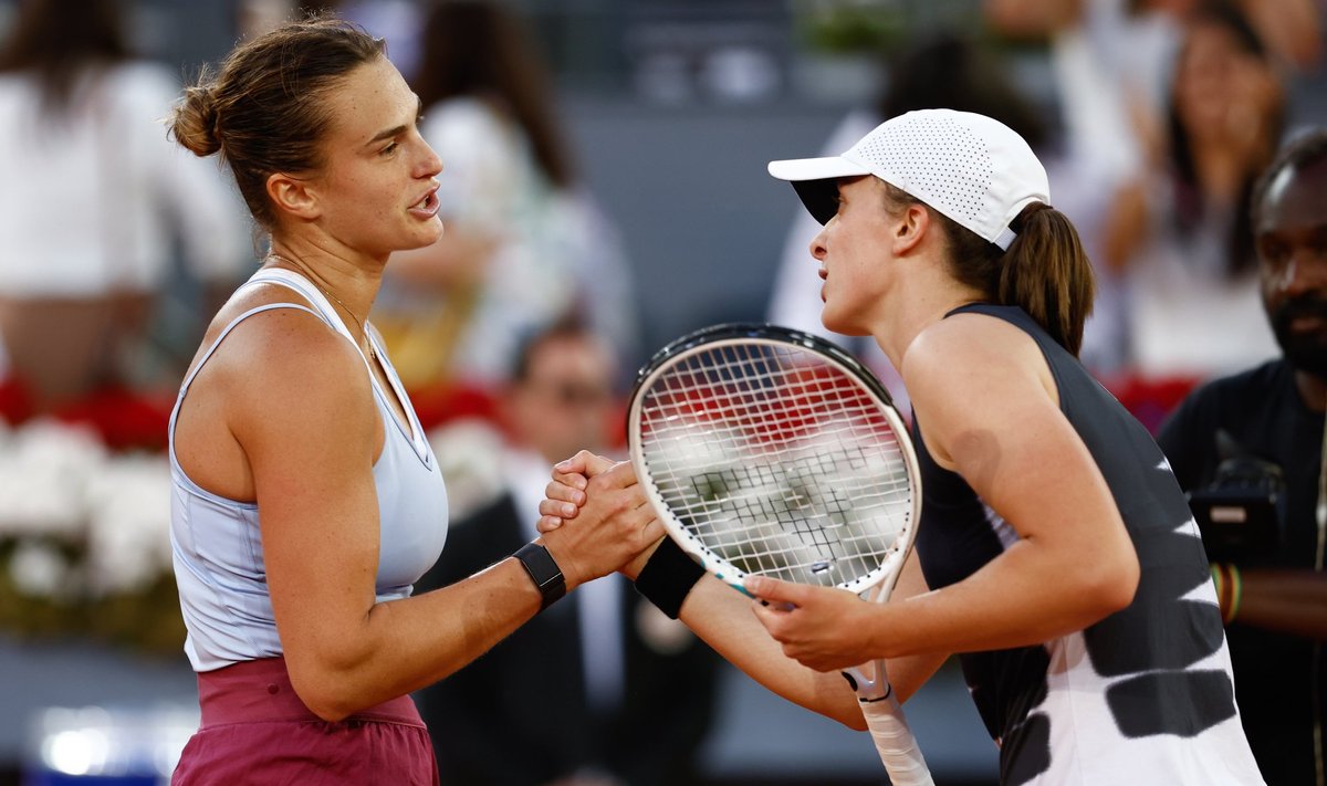 Arina Sabalenka ja Iga Swiatek Madridi WTA 1000 turniiri finaali järel.