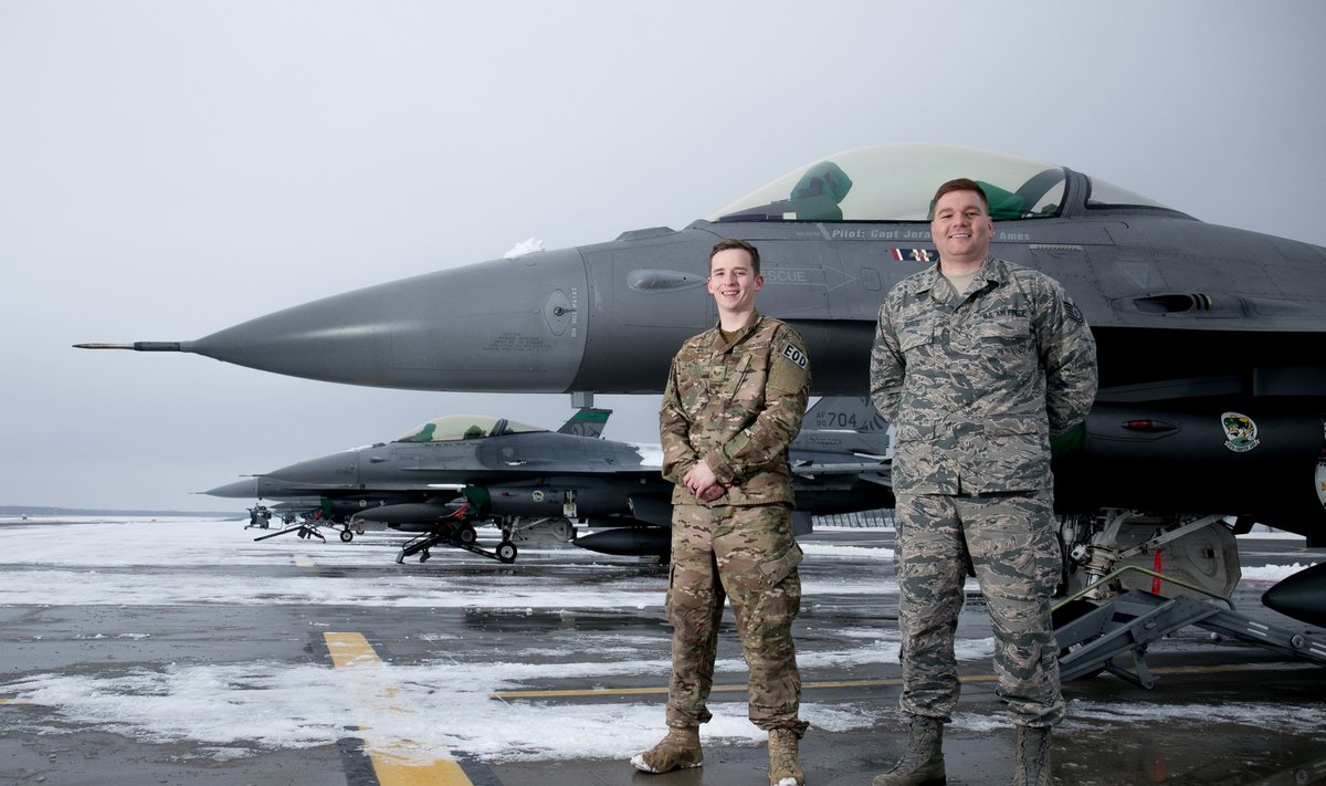 Vincent Miller (vasakul) ja Brian Burvis poseerivad Ämaris USA hävitajate F-16 ees. Mõlemal rahvuskaartlasel on Balti riikidega oluline side.