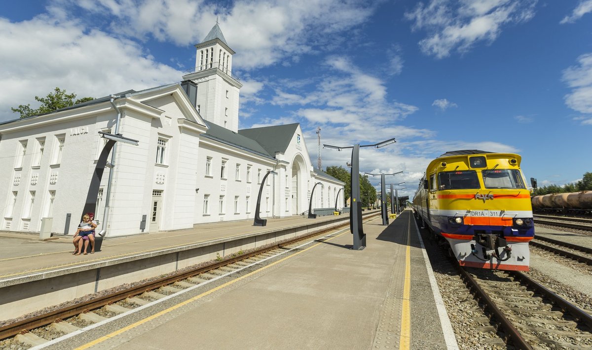Riiast väljub Valga suunas kaks rongi päevas, millest üks jõuab Valga raudteejaama kell 13.55 ja teine kell 20.51. Õhtusele jõudmiseks pole lootust, kuna viimane rong Tartusse väljub kell 18.31, ning ka esimese rongiga lüüakse reisijale ninanips – Tartusse väljub rong kell 13.51.