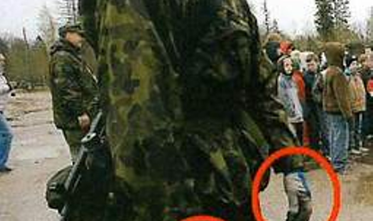 Kindral Laaneotsa moepolitsei tegutseb: Just sellised fotod koos kinnikaetud nägudega saatis sõjaväepolitsei Kaitseväe juhtidele. Punased rõngad märgivad eksimusi – sobimatuid kindaid, mütse, päikeseprille ja lahtist taskut.