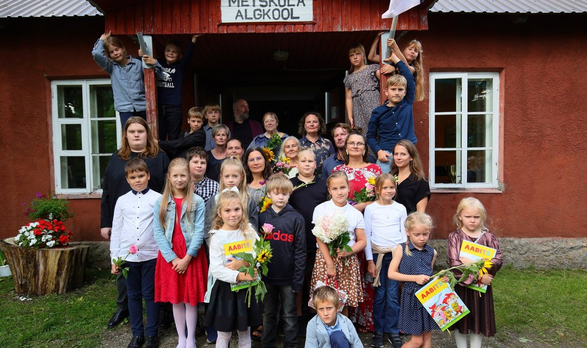 Metsküla koolipere 1. septembril avaaktuse järel. Aktusel kõlas ka Silver Sepa laul "Revolutsioon" sõnadega "Igaühe hinges on Metsküla kool...".