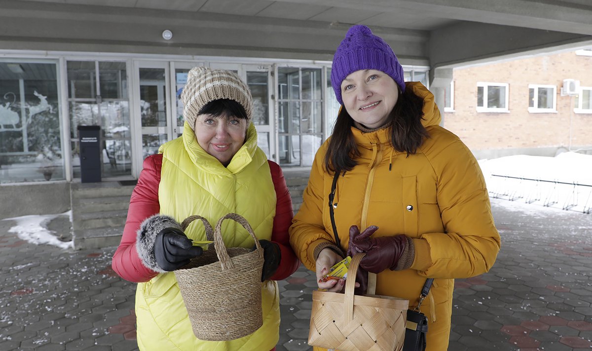 „Olen tänavail kohtunud vähemasti 1000 inimesega, kui huvitav see on!“ Nii räägib saadikukandidaat Anneki Teelahk paremal, kellel on abiks emakeeleõpetaja Anneli.