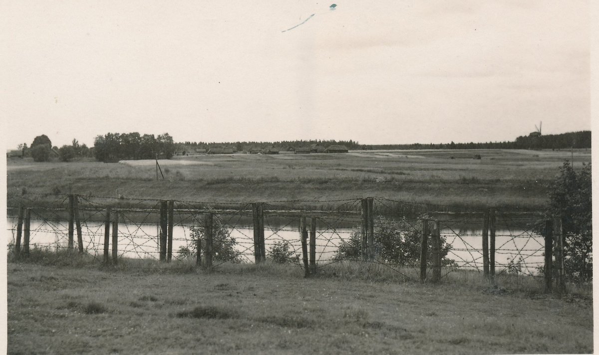 ÜLE PIIRI EESTISSE: Eesti idapiir Ingeris, taamal Vene poolel Arsia küla. Foto aastast 1934.