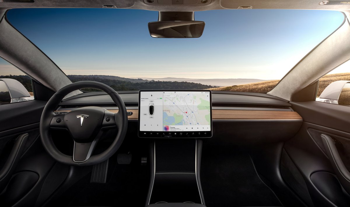 Uue Tesla 3 sisevaade. Harjumuspäraste kellade-näidikute asemel on hoopis üks suur puutetundlik ekraan. 