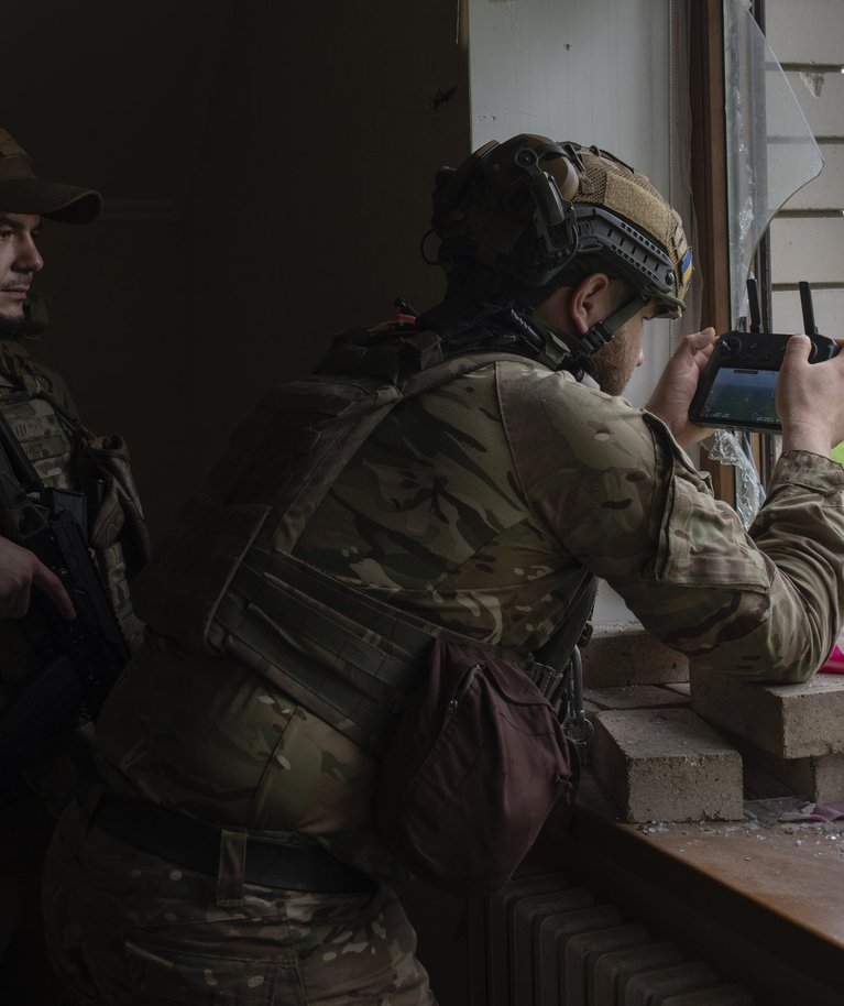 Ukraina 59. brigaadi ohvitser juhtimas drooni. Foto tehtud 26. mail 2023 Donetskis.