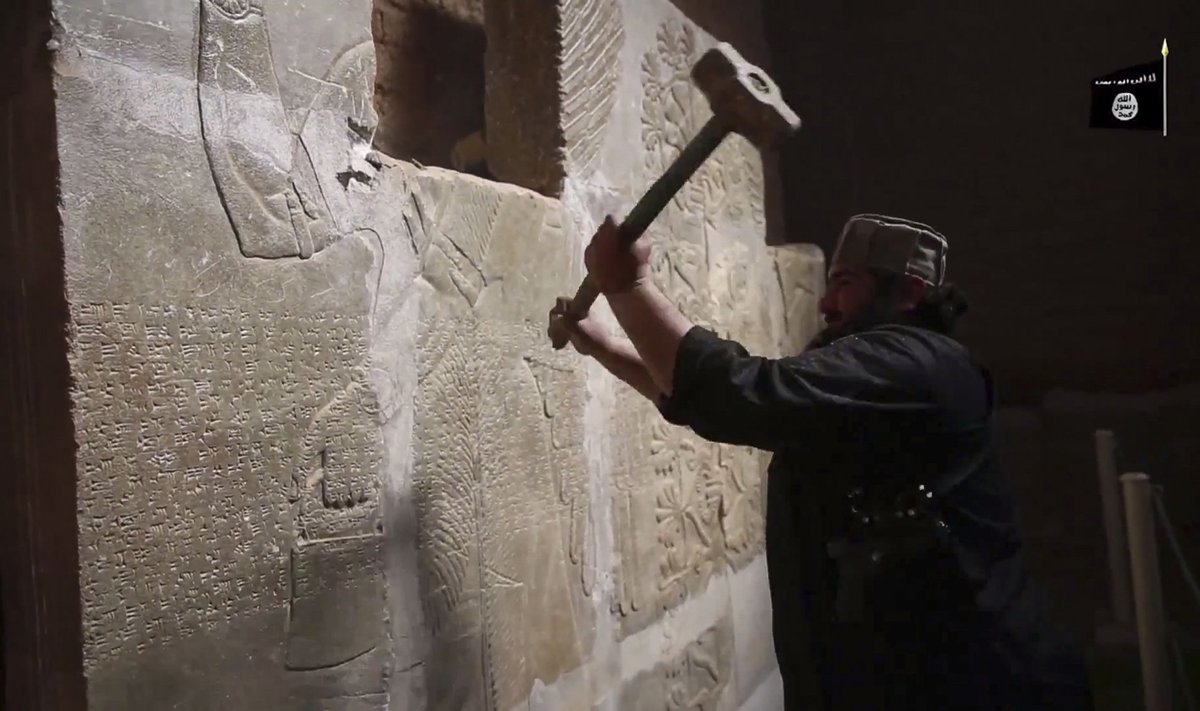 Kaader sotsiaalmeediasse postitatud videost, kus islamisõdalane lõhub iidset seinakaunistust Nimrudi linnas.