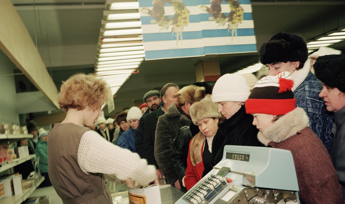 KÕIGILE EI JÄTKU: Järjekord lokirullidele Tallinna Kaubamajas. 1992.