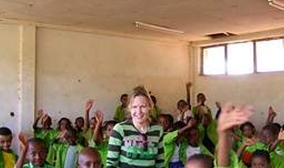 KOOLI! Merle Voola (pildil keskel) kinnitab, et Etioopia lapsed on väga uudishimulikud. Paljud asjad, näiteks kahe värvi kokku segamine, on nende jaoks suur üllatus. erakogu