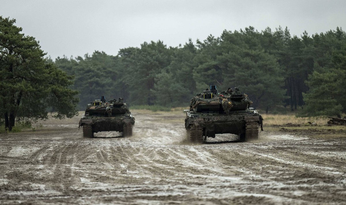Tankid Leopard 2A6 harjutavad Saksamaal. Ukraina lahinguväljal pole neid veel pildistatud. 