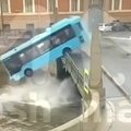 ВИДЕО | В центре Санкт-Петербурга автобус с двумя десятками пассажиров упал в реку. Количество жертв выросло до семи 