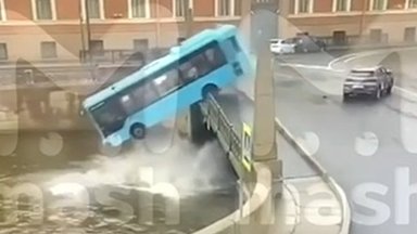 ВИДЕО | В центре Санкт-Петербурга автобус с двумя десятками пассажиров упал в реку. Три человека погибли