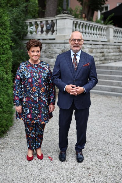 EFEKTNE RÕIVAVALIK Presidendiproua Sirje Karis paistis roosiaias silma stiilse pükskostüümiga. Alar Karise lips toetab abikaasa rõivaste värvilahendust.
