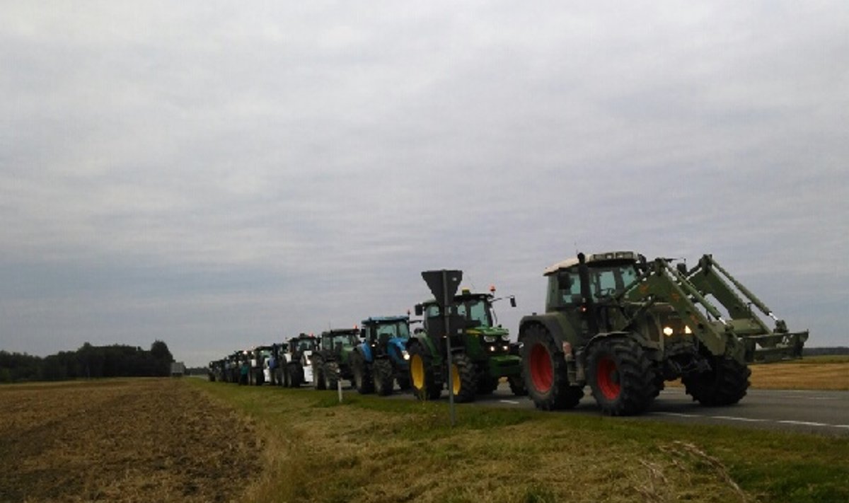 Põllumehed sõidavad traktoritega Toompeale