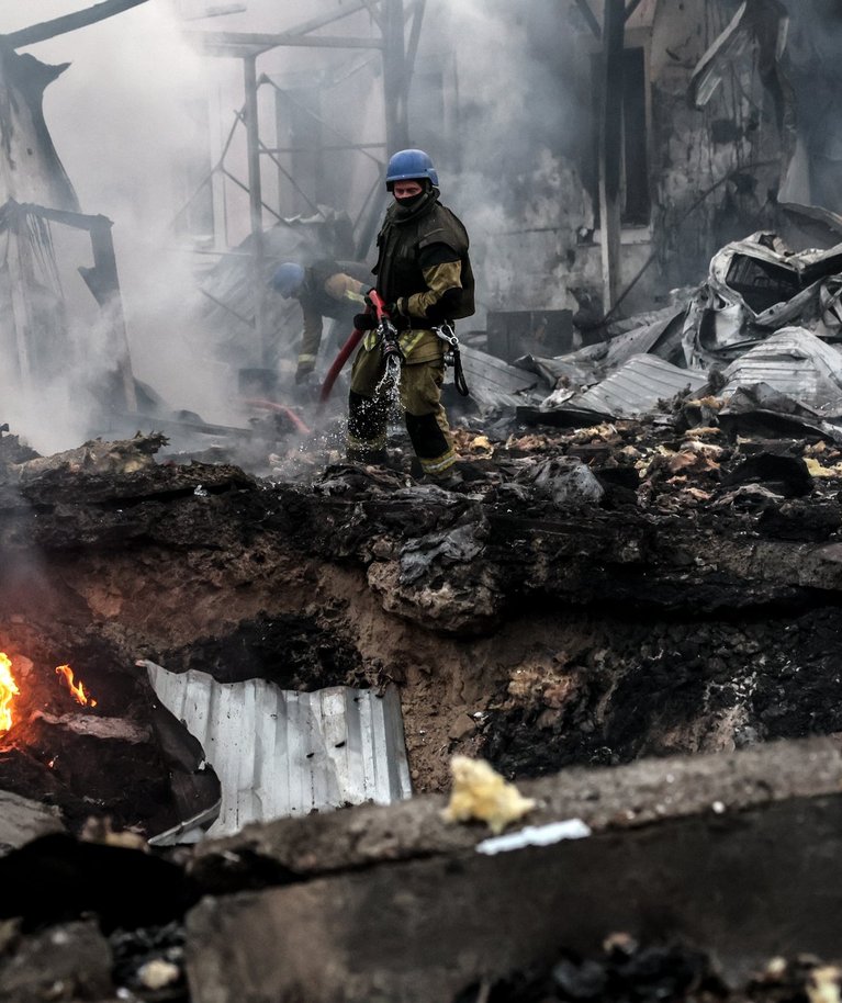 Ukraina päästeteenistuse töötajad raketilöögi paigas. Foto tehtud 21. septembril 2023 Kiievis.