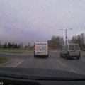 LUGEJA VIDEO: Peterburi teel pääses jalakäija napilt auto alla jäämisest