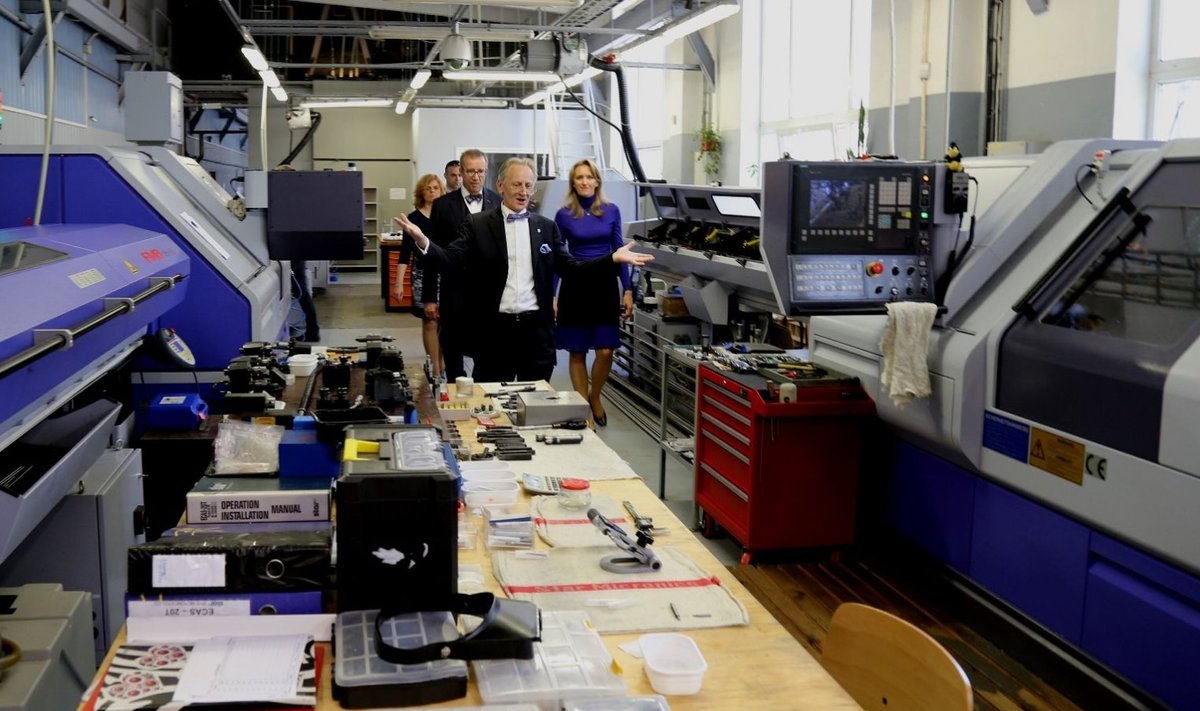 President Toomas Hendrik Ilves ja Ieva Ilves külastamas firmat Micro-Fix