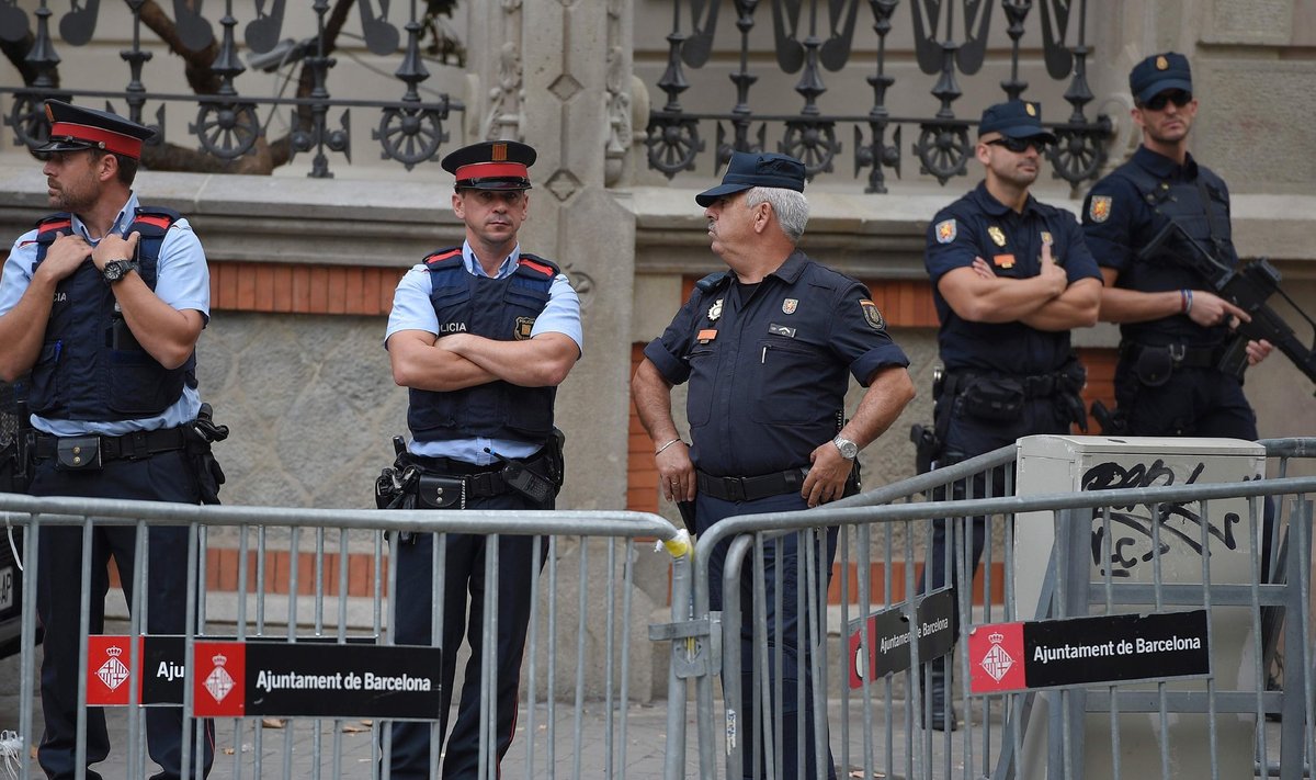 Hispaania (paremal) ja Kataloonia (vasakul) politseinikud peavad vastandlikest korraldustest hoolimata kuidagi koostööd tegema.
