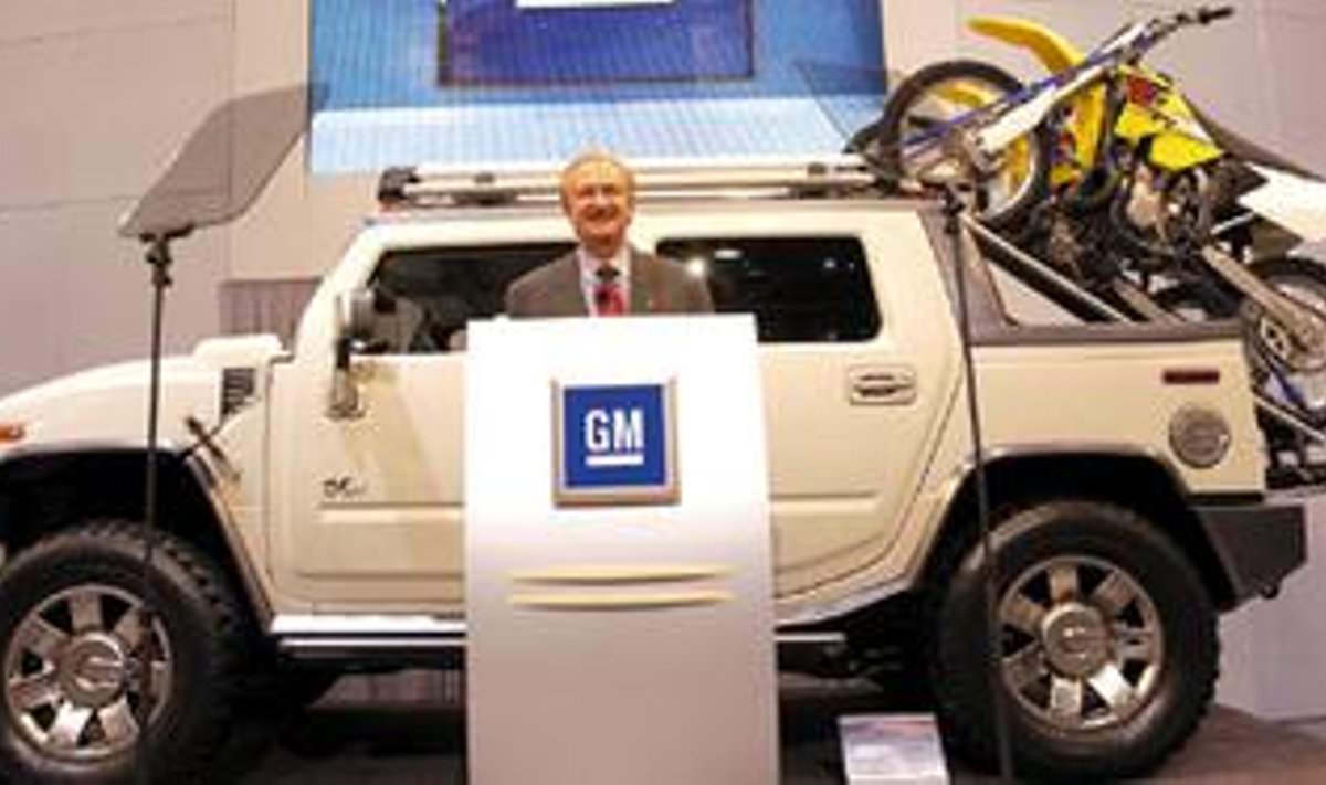 SEMA tuunimisnäituse Las Vegases avas GM North America president Gary Cowger, taustaks Hummer H2 SUT, SUVi ja pikapi ristand
