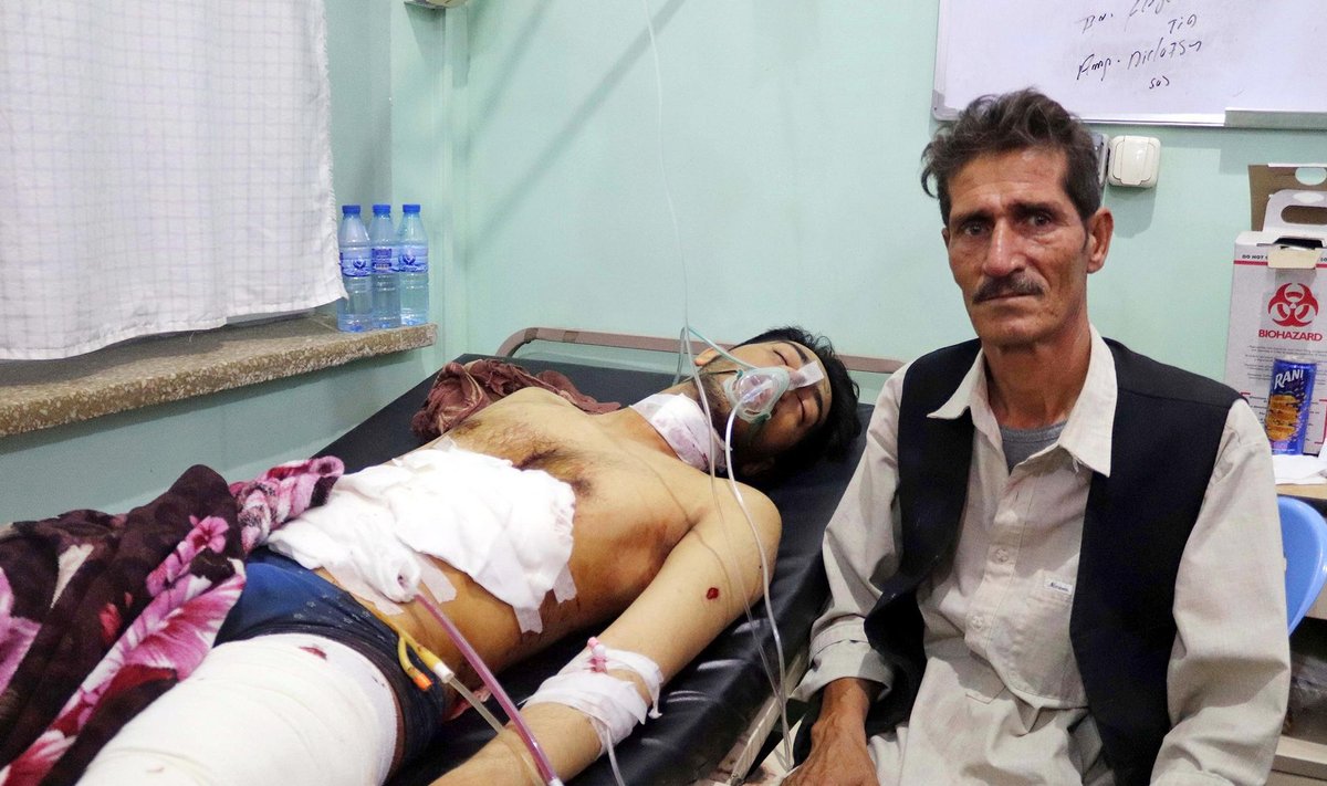 LIHTSA AFGAANI ÄNG: Ka need, kes Kandahari plahvatuses ellu jäid, on üliraskes seisus haiglas. Ohvrite lähedaste jaoks pole see üldjuhul esimene kord haavatute kätt hoida.
