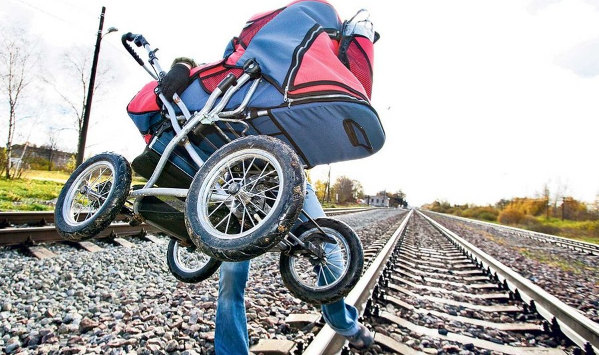Hullumeelsus raudteel – Gerli Traks  ületab lapsekäruga kolmest rööpapaarist koosnevat takistusriba, et poeskäik ei muutuks kokku kolme kilomeetri võrra pikemaks. 