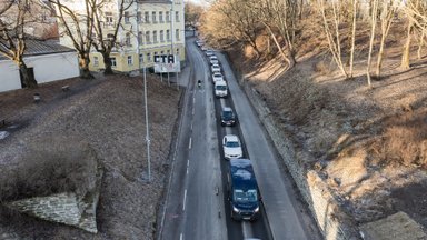 FOTOD | Tohutud ummikud. Teetööde taasalustamine kulutab Tallinna südalinnas autojuhtide närve