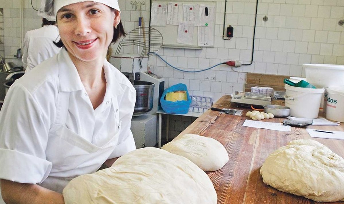 Pere Leib küpsetab Tartus nii leiba kui ka saiu ja kooke. Pildil asub Anželika Krikuhhina lehttainast valmistama.