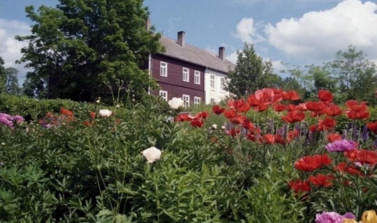 Kuigatsi mõisa peahoone lilledega, foto, J. Vali 16.060.1999