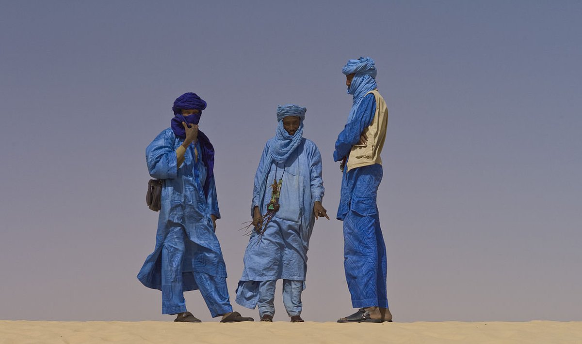 Tuareegi mehed traditsioonilises indigosinises riietuses, mille juurde kuulub nägu kattev turban. (Foto: Wikimedia Commons / Alfred Weidinger)