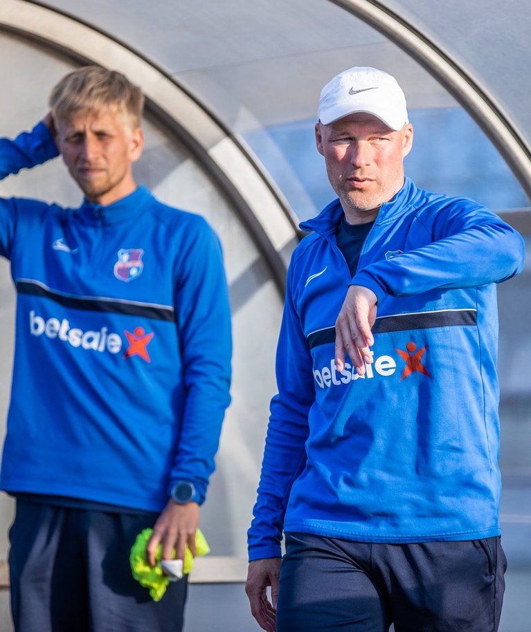 Karel Voolaid (paremal) juhendas Paide Linnameeskonda viimast korda kolmapäeval. Tema kõrval seisev Ats Sillaste tüüris meeskona pühapäeval. Lähiajal peaks meeskonda saabuma uus peatreener.