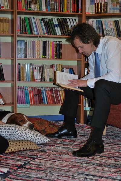 Raamatukogupäevad, oktoober 2015. Fotol kultuuriminister Indrek Saar ja lugemiskoer Hector ehk Heku. 