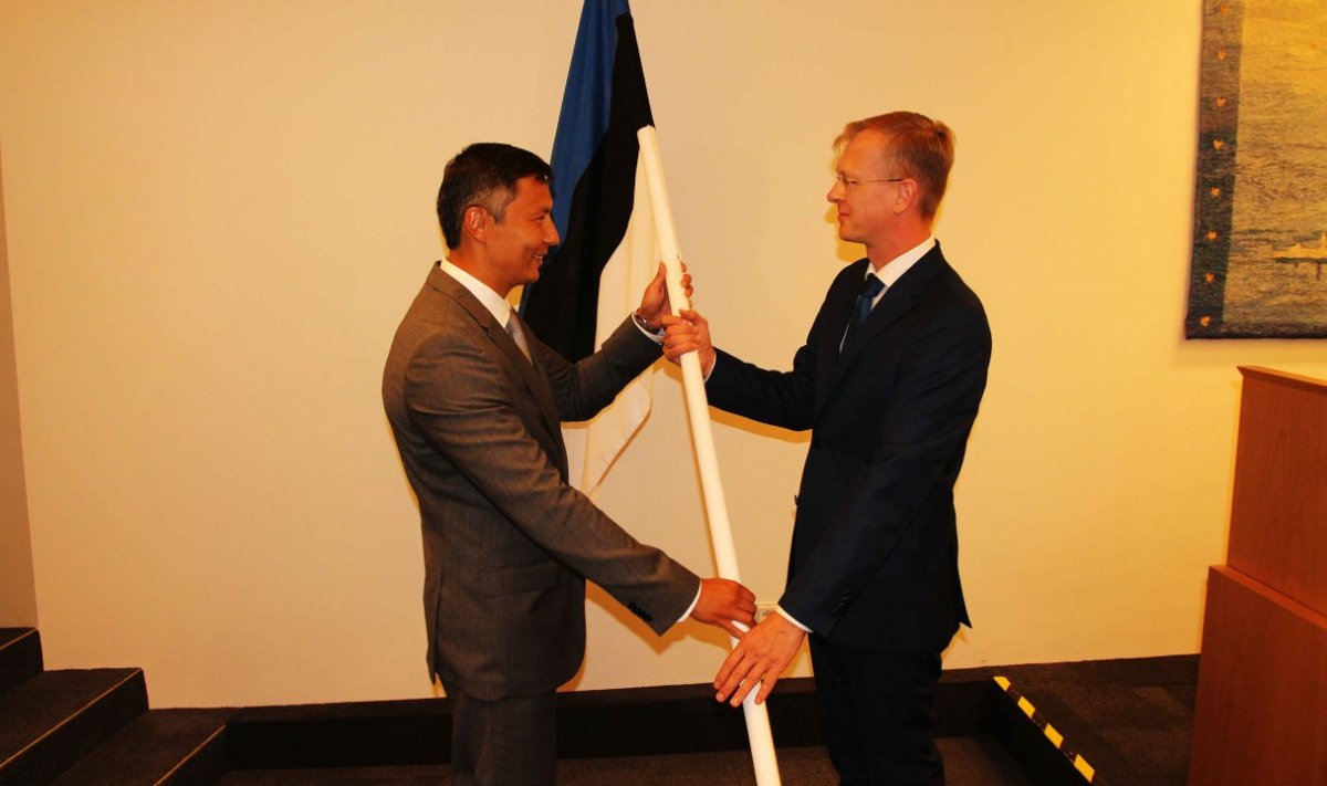 Mihhail Kõlvart kinkis Tallinna linnavolikogule riigilipu.