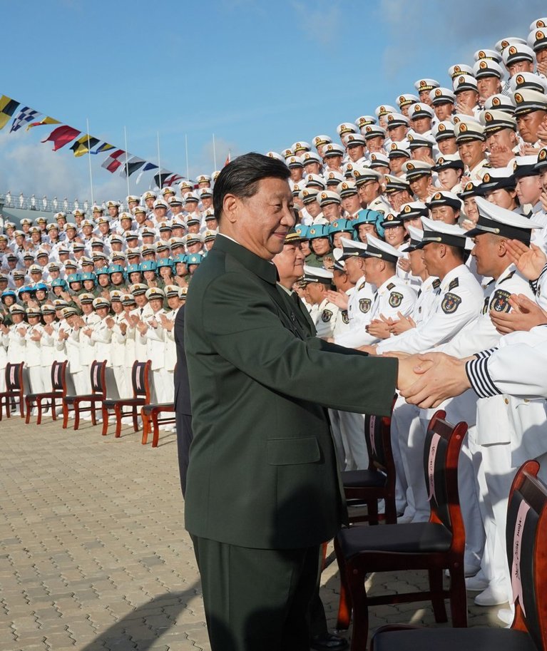 KEISER TEAB, MIDA RIIGIL VAJA: Hiina Rahvavabariigi president Xi Jinping tervitab Hiina lennukikandja Shandong meeskonda.
