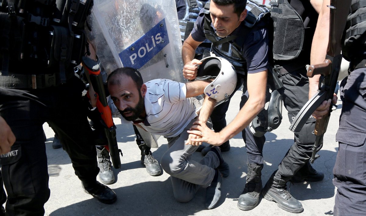 Politsei vahistas reedel meeleavaldaja, kes protestis 11 000 kurdi rahvusest õpetaja vallandamise vastu.