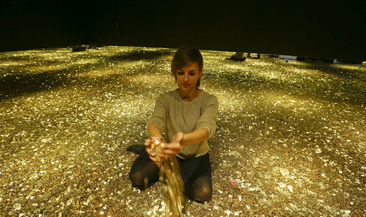 Šveitsis toimunud raha-teemaline näitus aastal 2014. Toapõrandale oli valatud neli miljonit Šveitsi viiesendist münti. 