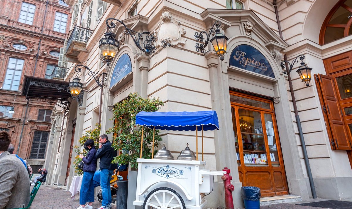 Torino legendaarsest jäätisekohvikust Pepino on alguse saanud traditsioon süüa jäätist tänaval jalutades.