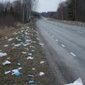 ФОТО | В Эстонии так не принято: бытовой мусор оказался вывален прямо на дорогу