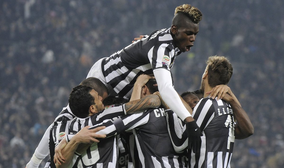 Juventus' Pogba and his teammates celebrate after Chiellini scored against Inter Milan during their Italian Serie A soccer match at Juventus Stadium in Turin